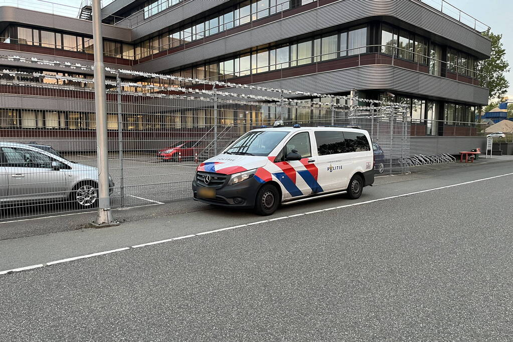 Persoon pleegt aanslag op politiebureau