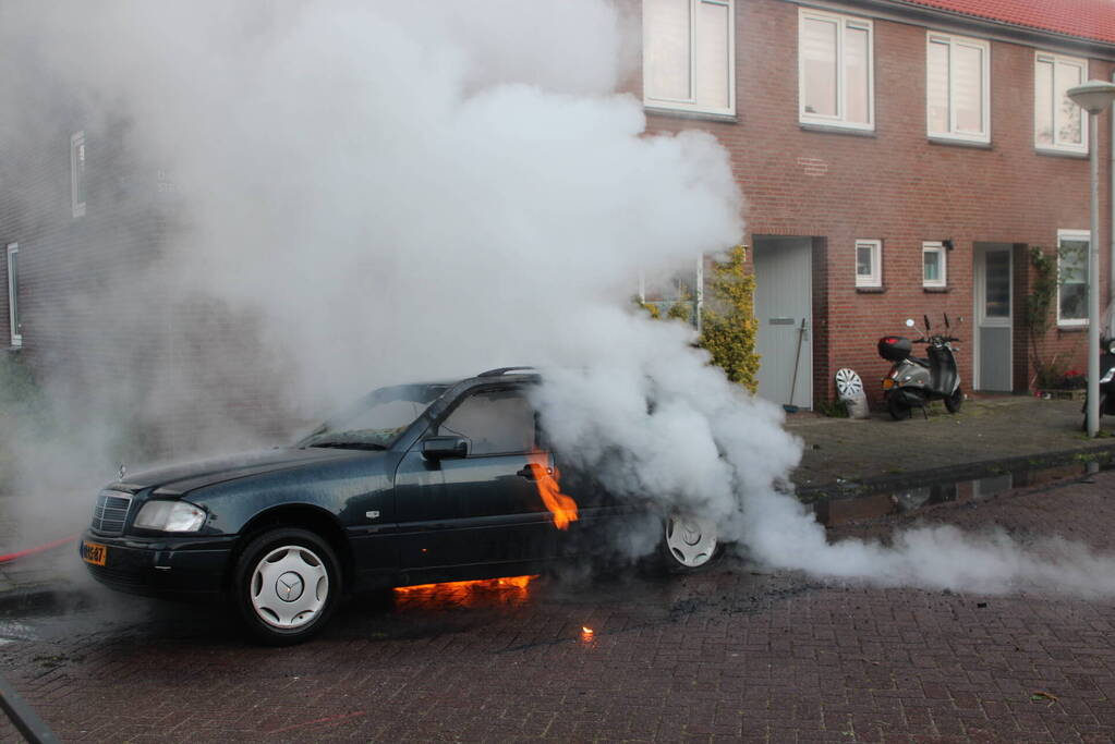 Personenauto gaat in vlammen op