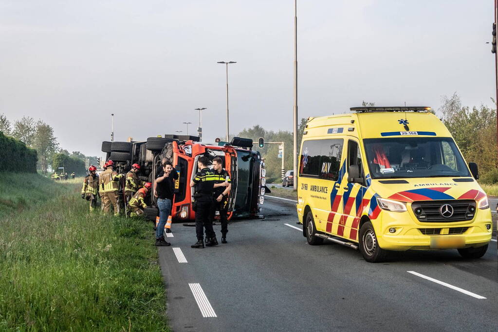 Vrachtwagen op zijn kant na botsing