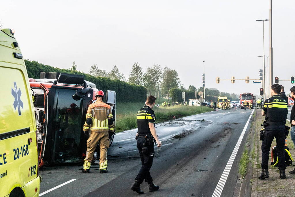 Vrachtwagen op zijn kant na botsing