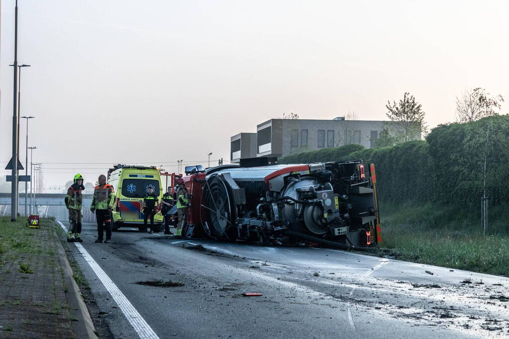 Vrachtwagen op zijn kant na botsing