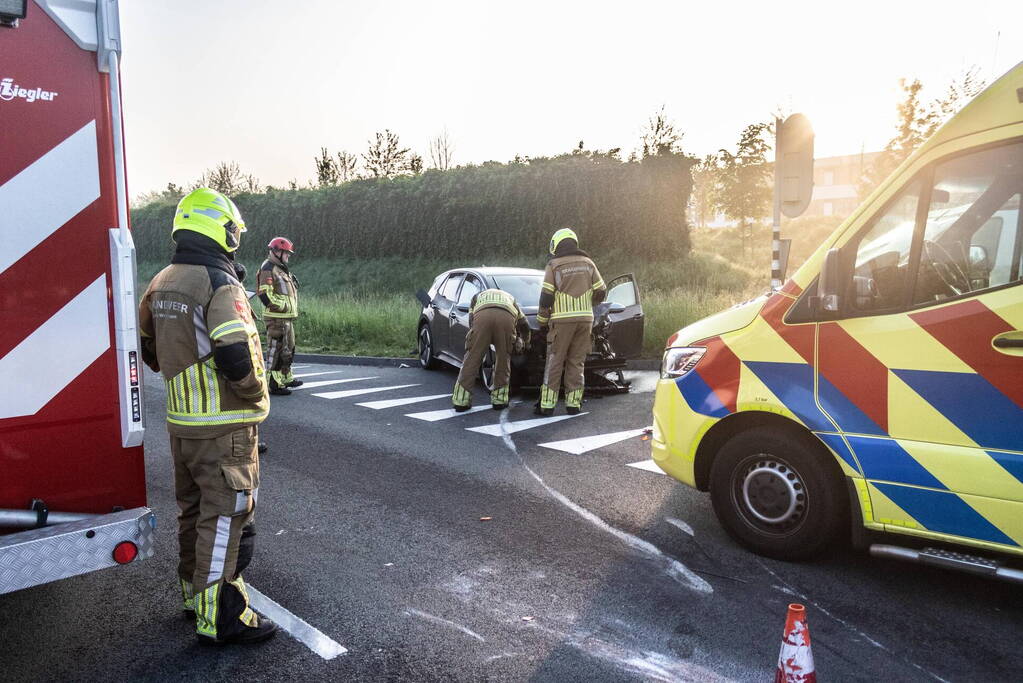 Vrachtwagen op zijn kant na botsing