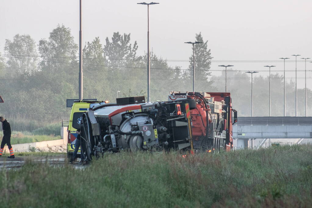 Vrachtwagen op zijn kant na botsing