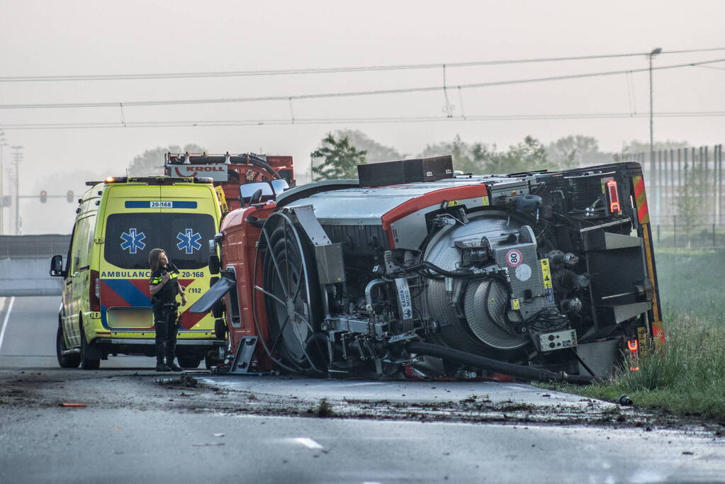 Vrachtwagen op zijn kant na botsing