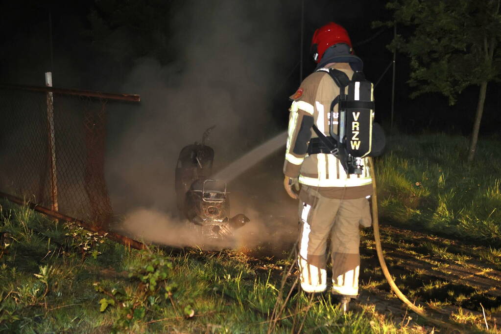 Scooter volledig verwoest door brand