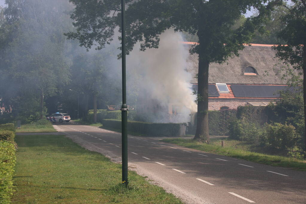 Flinke rook ontwikkeling bij brand in heg