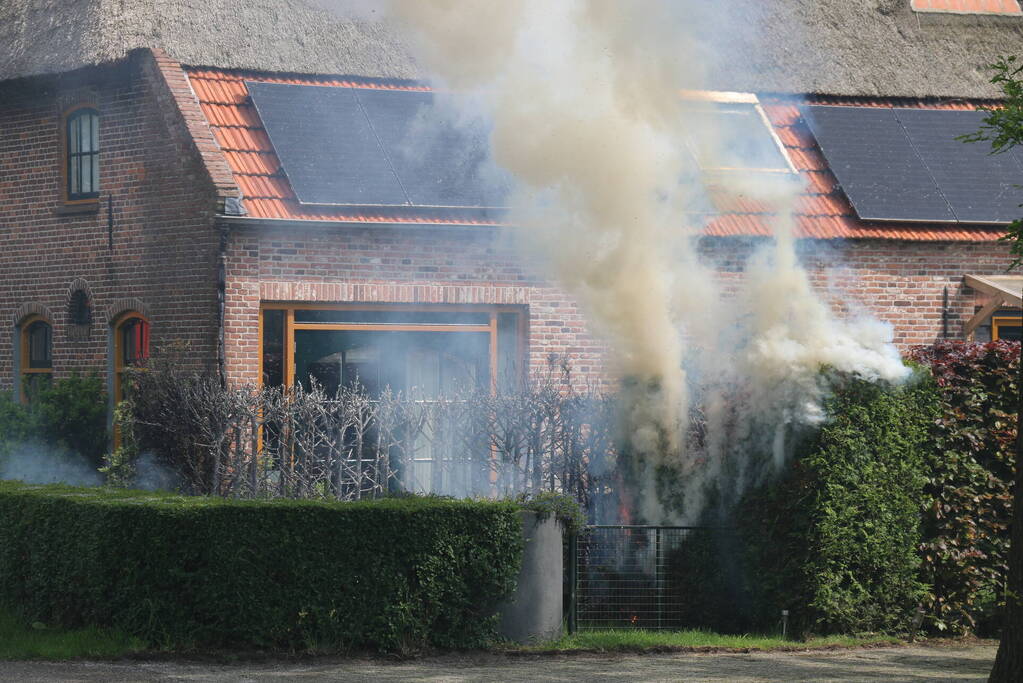 Flinke rook ontwikkeling bij brand in heg