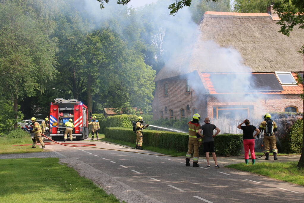 Flinke rook ontwikkeling bij brand in heg