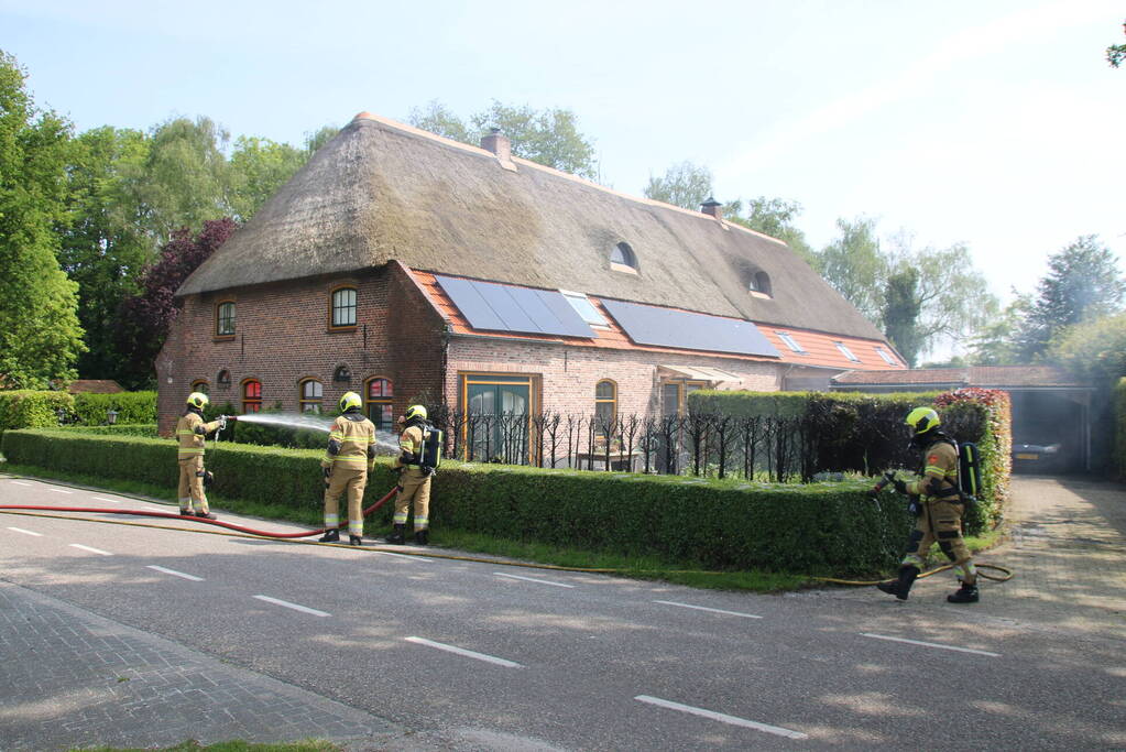 Flinke rook ontwikkeling bij brand in heg