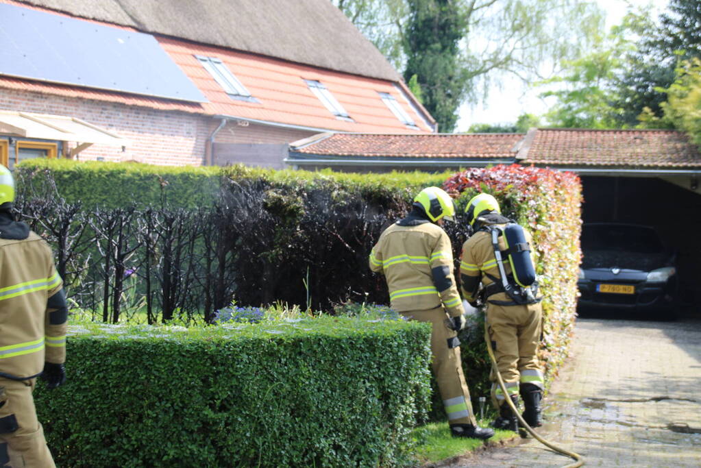 Flinke rook ontwikkeling bij brand in heg