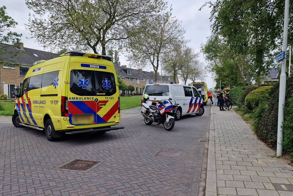 Vrouw met fiets ernstig gewond na val