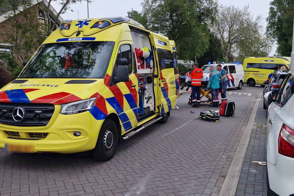 Vrouw met fiets ernstig gewond na val