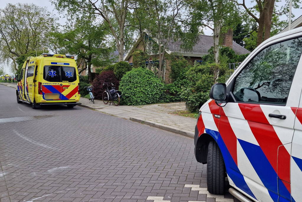 Vrouw met fiets ernstig gewond na val