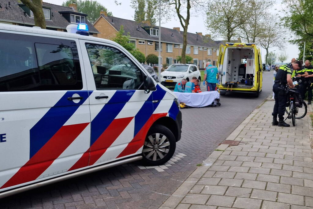 Vrouw met fiets ernstig gewond na val