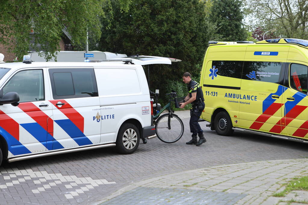 Vrouw met fiets ernstig gewond na val