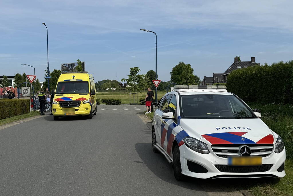 Tweetal op scooter gewond bij botsing met auto