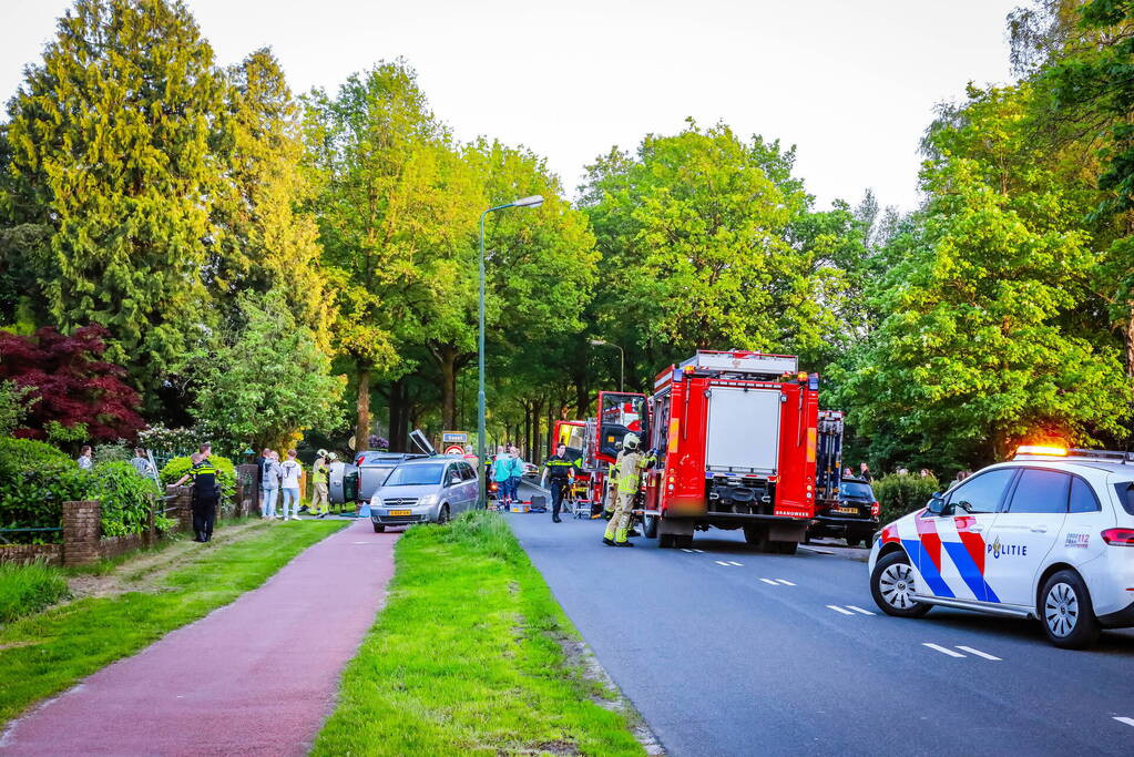 Auto belandt op zijn kant na botsing