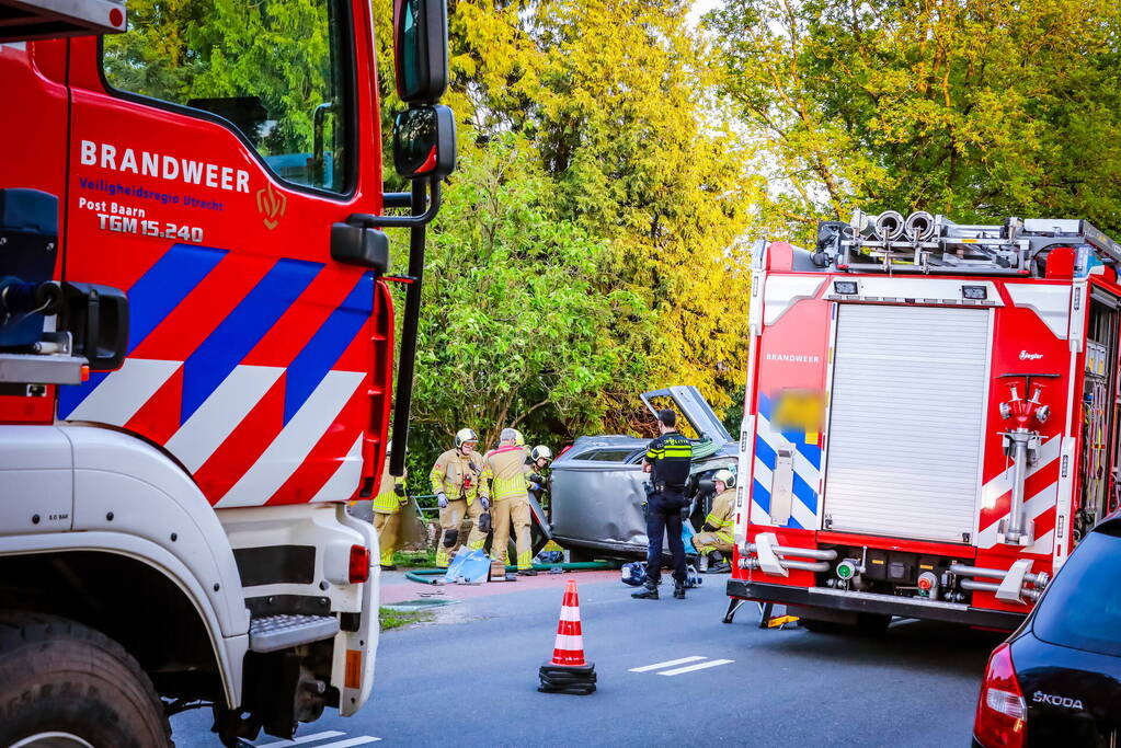 Auto belandt op zijn kant na botsing