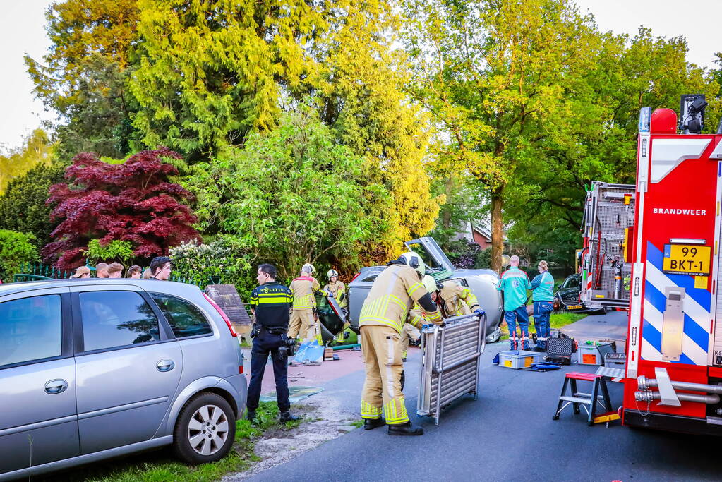 Auto belandt op zijn kant na botsing