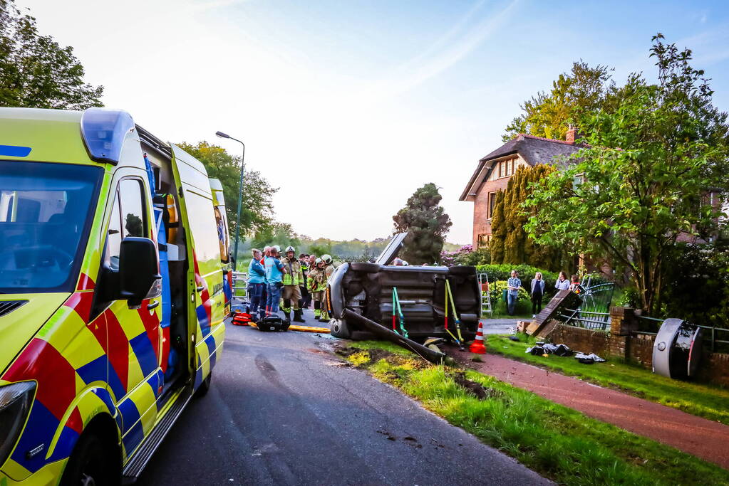 Auto belandt op zijn kant na botsing