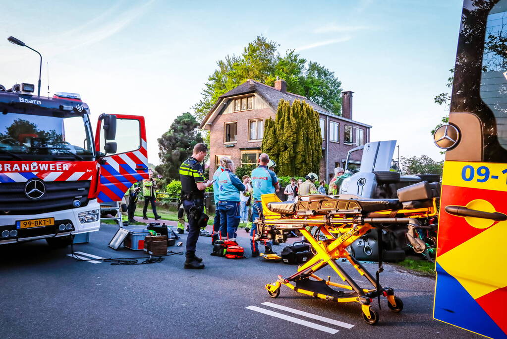 Auto belandt op zijn kant na botsing