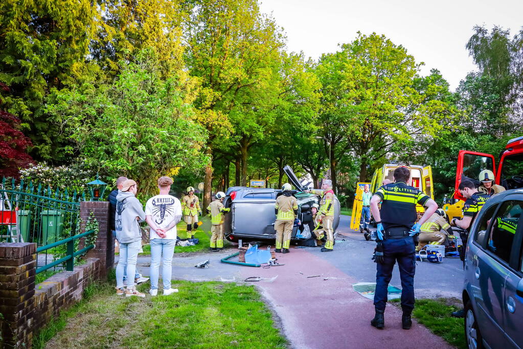 Auto belandt op zijn kant na botsing