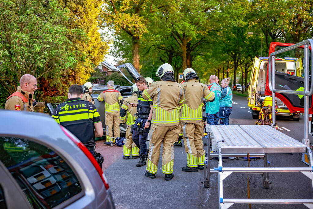 Auto belandt op zijn kant na botsing