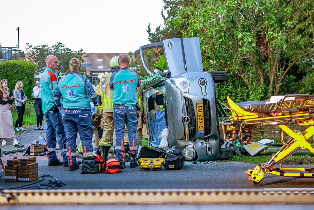 Auto belandt op zijn kant na botsing