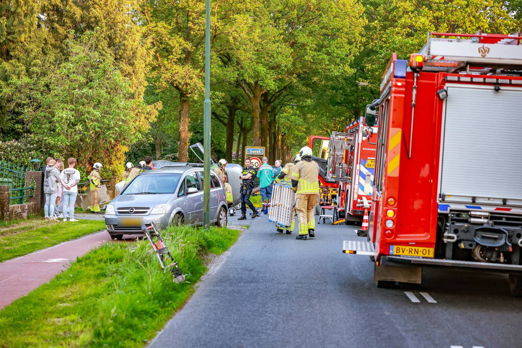 Auto belandt op zijn kant na botsing