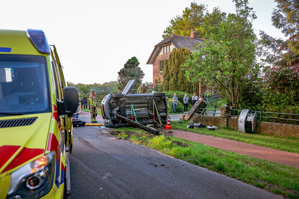 Auto belandt op zijn kant na botsing