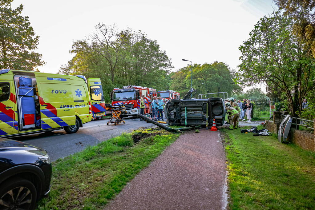 Auto belandt op zijn kant na botsing