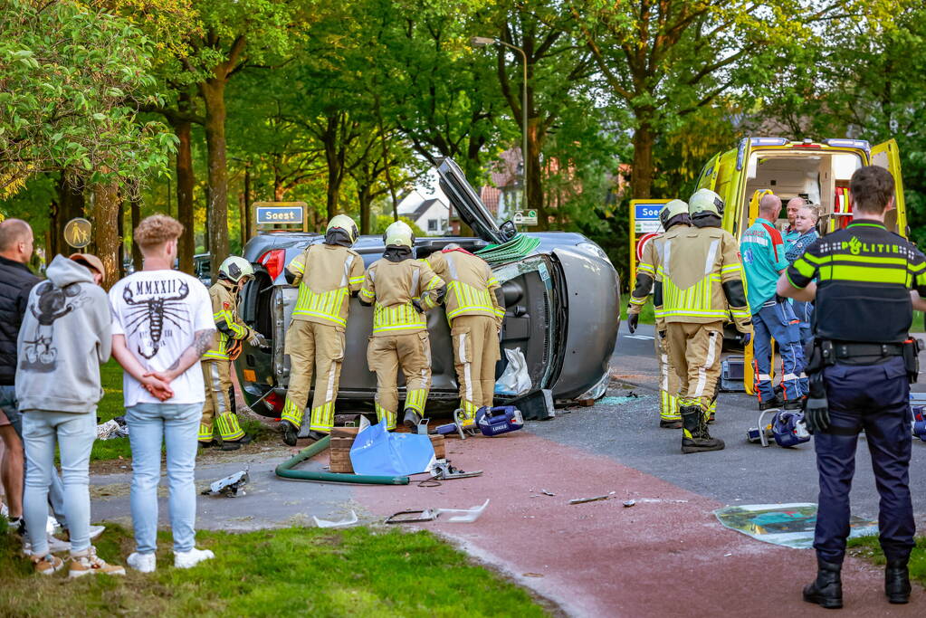 Auto belandt op zijn kant na botsing