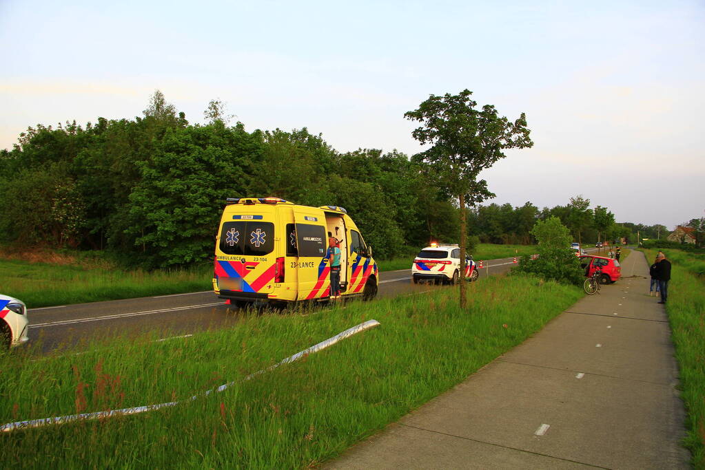 Automobilist raakt van de weg en klapt op boom