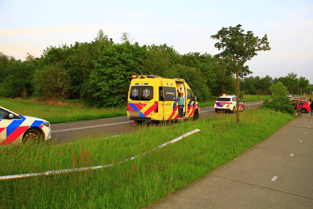 Automobilist raakt van de weg en klapt op boom