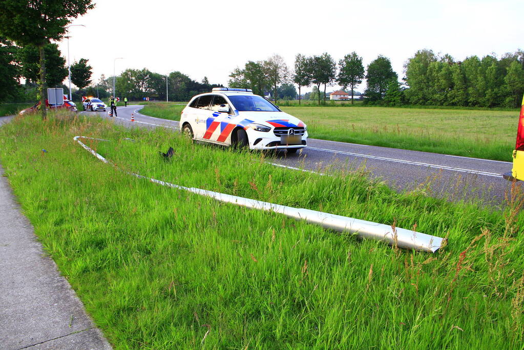 Automobilist raakt van de weg en klapt op boom