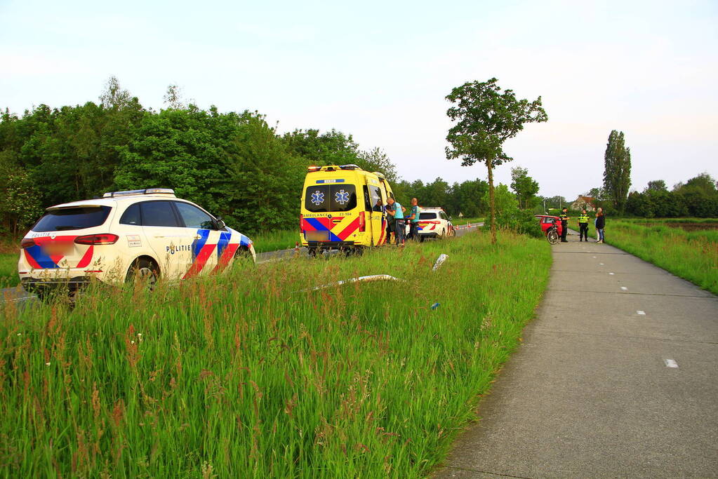 Automobilist raakt van de weg en klapt op boom