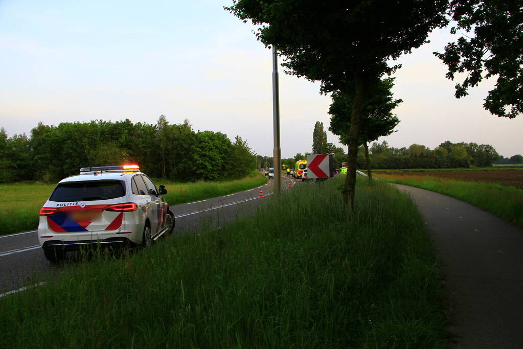 Automobilist raakt van de weg en klapt op boom