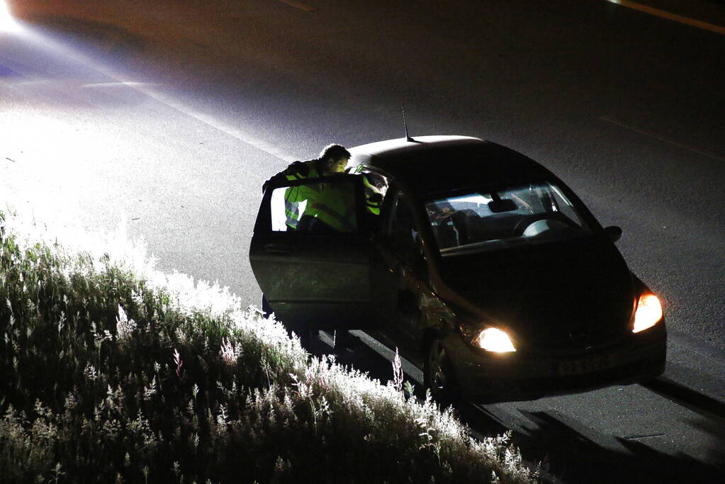 Vrouw vlucht na ongeval op snelweg