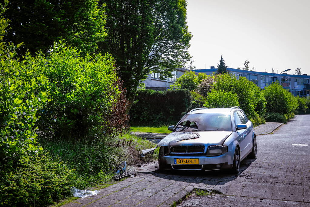 Geparkeerde auto loopt forse schade op door brand