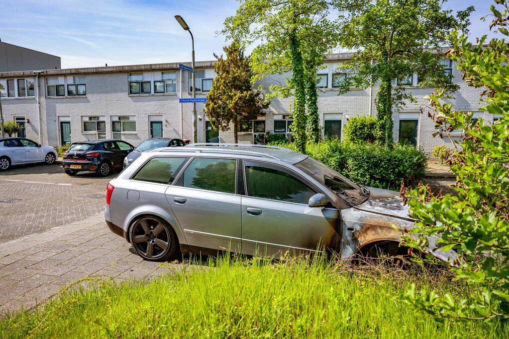 Geparkeerde auto loopt forse schade op door brand