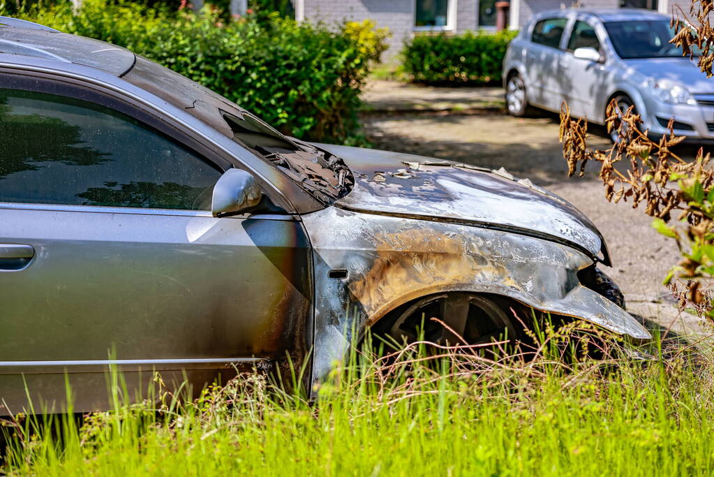 Geparkeerde auto loopt forse schade op door brand