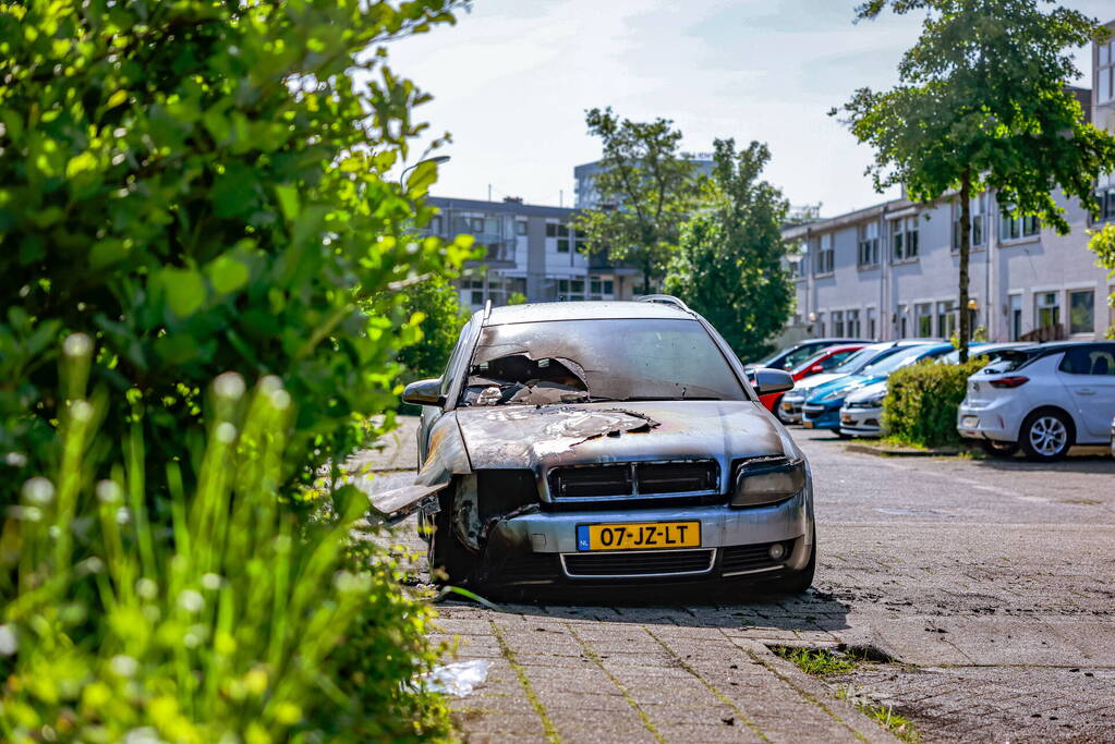 Geparkeerde auto loopt forse schade op door brand