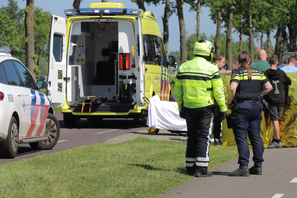 Scooterrijdster ernstig gewond bij botsing met auto