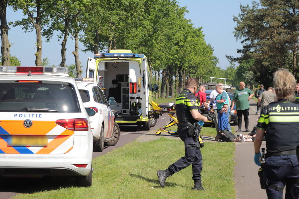 Scooterrijdster ernstig gewond bij botsing met auto