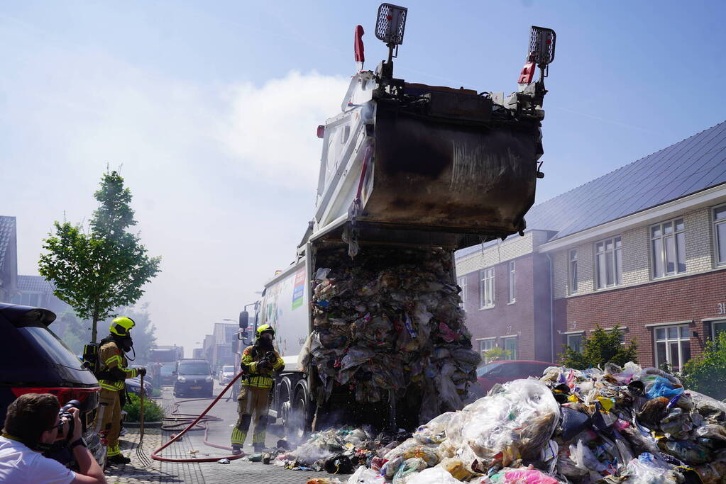 Vuilniswagen dumpt afval op straat vanwege brand