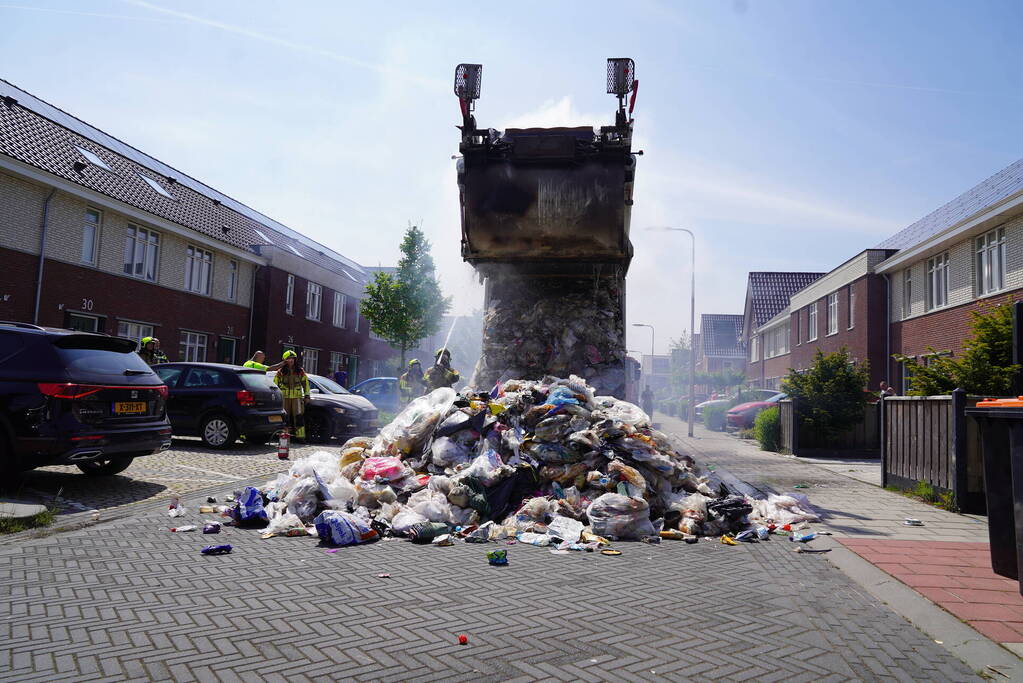 Vuilniswagen dumpt afval op straat vanwege brand