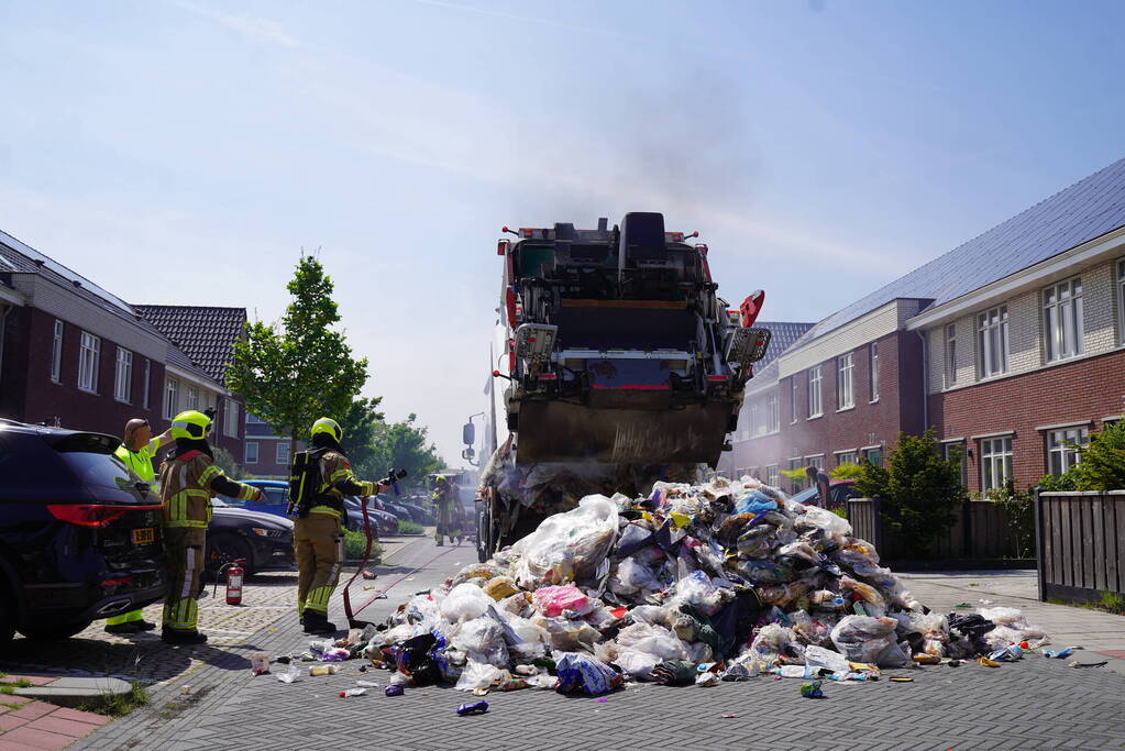 Vuilniswagen dumpt afval op straat vanwege brand