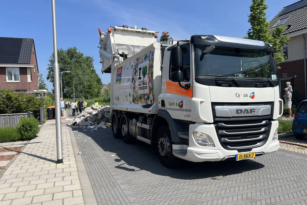 Vuilniswagen dumpt afval op straat vanwege brand