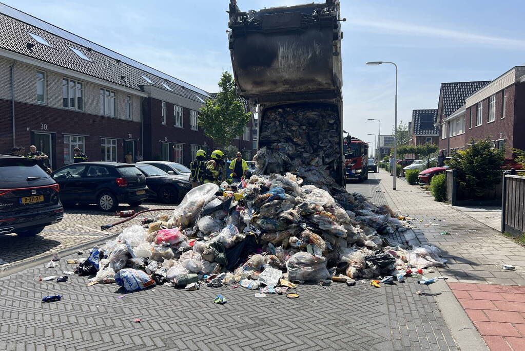 Vuilniswagen dumpt afval op straat vanwege brand