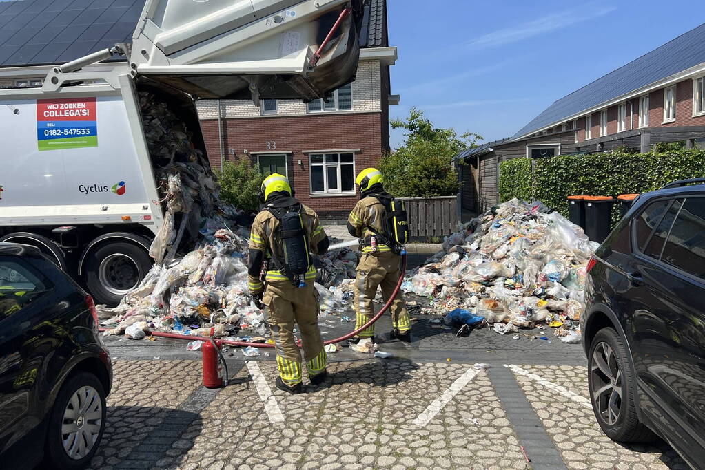 Vuilniswagen dumpt afval op straat vanwege brand